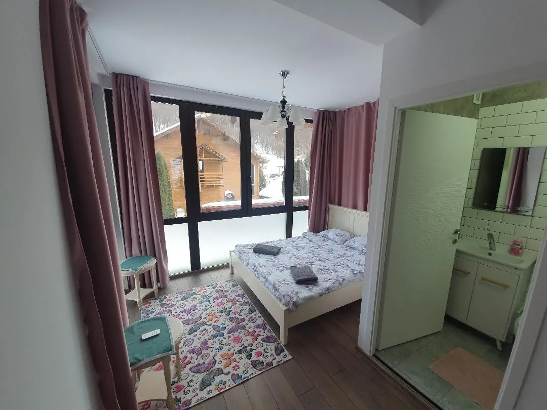 Dormitor cu balcon Cabana Vulpea 1