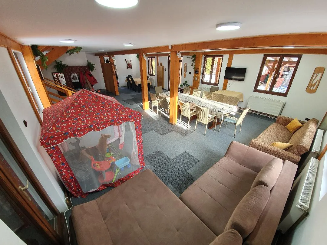 Zonă de relaxare și dining Cabana Vulpea 1