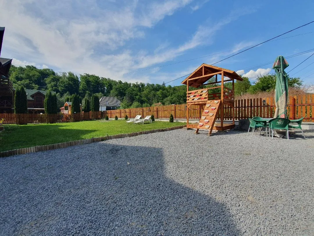Grădină cu loc de joacă pentru copii, Cabana Vulpea Sovata